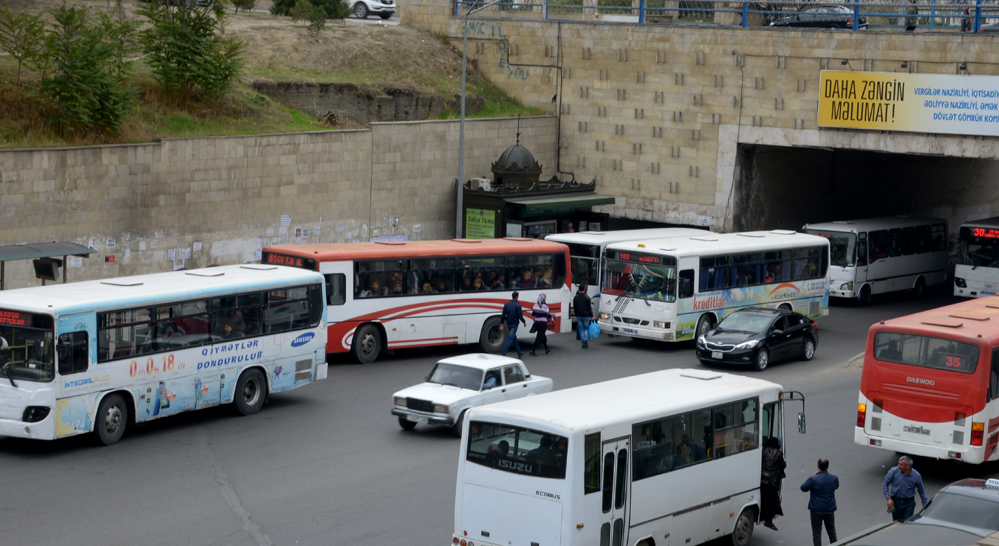 Bakıda sərnişin avtobuslarının özbaşınalıqları FOTOOBYEKTİVDƏ