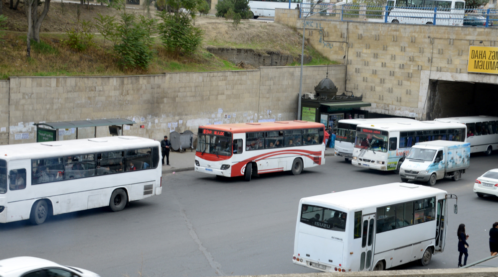 Bakıda sərnişin avtobuslarının özbaşınalıqları FOTOOBYEKTİVDƏ