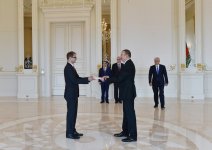 İlham Əliyev BƏƏ-nin və İsveçrənin yeni səfirlərinin etimadnaməsini qəbul edib (ƏLAVƏ OLUNUB) (FOTO)