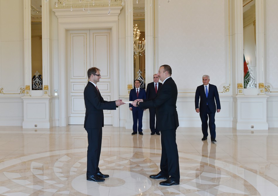İlham Əliyev BƏƏ-nin və İsveçrənin yeni səfirlərinin etimadnaməsini qəbul edib (ƏLAVƏ OLUNUB) (FOTO)