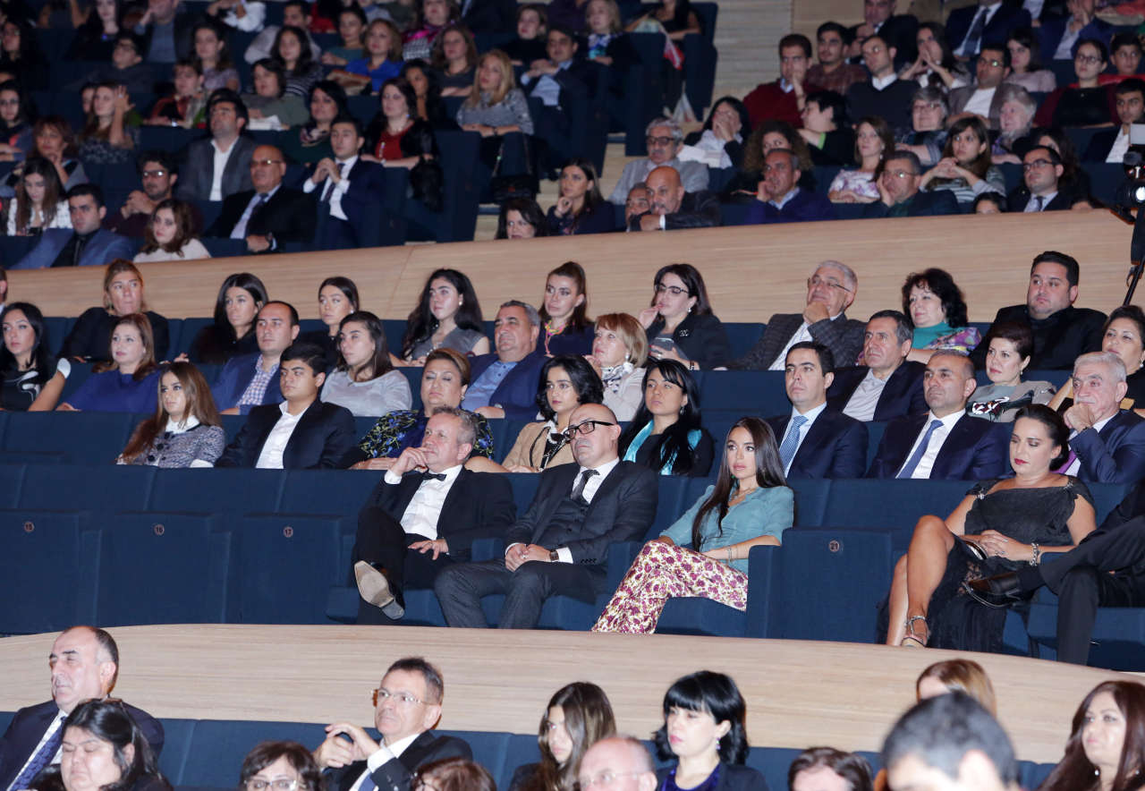 Heydər Əliyev Fondunun vitse-prezidenti Leyla Əliyeva “Bakı, mən səni sevirəm” kinolayihəsinin təqdimat mərasimində iştirak edib (FOTO)