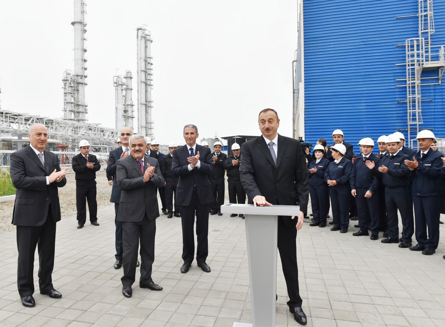 Prezident İlham Əliyev Sumqayıtda etilen-polietilen zavodunda yeni qurğuları işə salıb (FOTO)