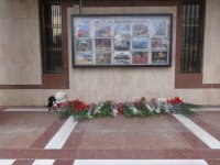 Bakı sakinləri aviaqəzada ölənlərin xatirəsini yad etmək üçün Rusiya səfirliyinə gül dəstələri gətirirlər (FOTO)