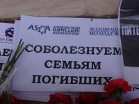 Bakı sakinləri aviaqəzada ölənlərin xatirəsini yad etmək üçün Rusiya səfirliyinə gül dəstələri gətirirlər (FOTO)