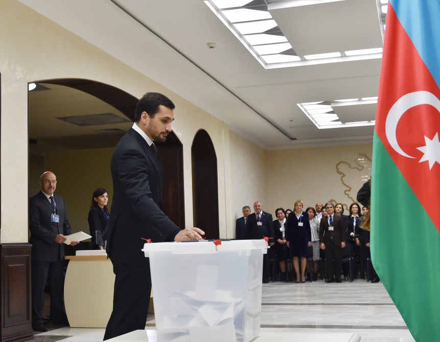Prezident İlham Əliyev və xanımı parlament seçkilərində səs veriblər (ƏLAVƏ OLUNUB) (FOTO)