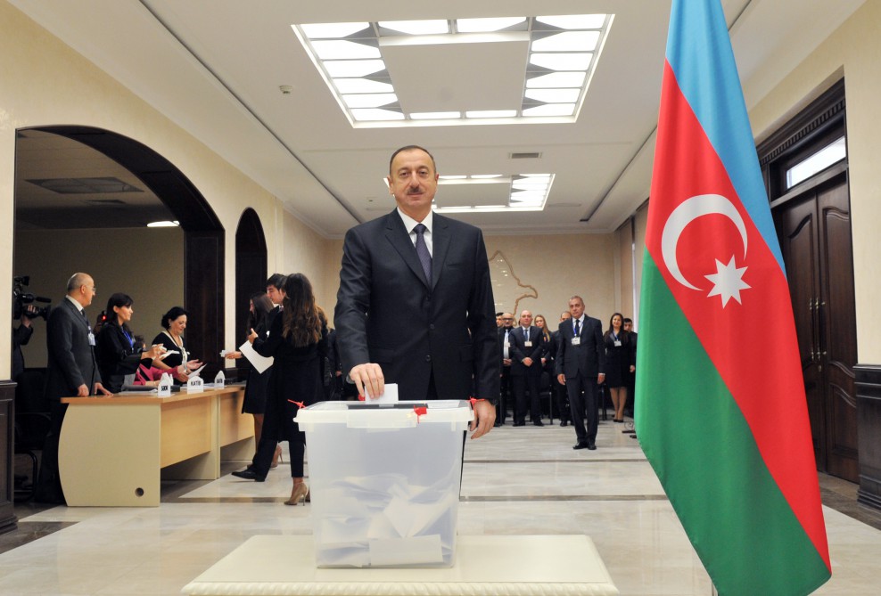 Prezident İlham Əliyev və xanımı parlament seçkilərində səs veriblər (ƏLAVƏ OLUNUB) (FOTO)
