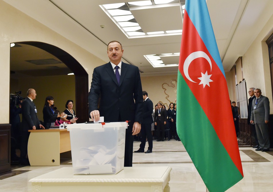 Prezident İlham Əliyev və xanımı parlament seçkilərində səs veriblər (ƏLAVƏ OLUNUB) (FOTO)