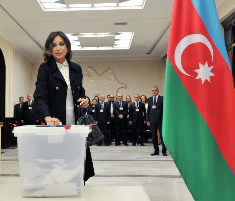Prezident İlham Əliyev və xanımı parlament seçkilərində səs veriblər (ƏLAVƏ OLUNUB) (FOTO)