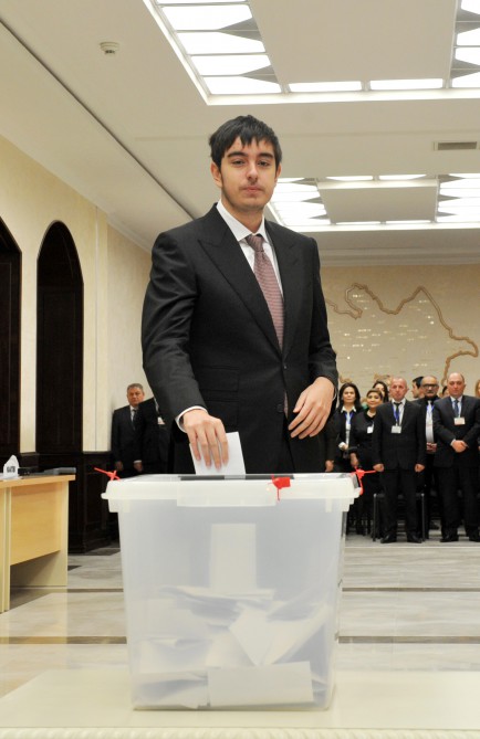 Prezident İlham Əliyev və xanımı parlament seçkilərində səs veriblər (ƏLAVƏ OLUNUB) (FOTO)