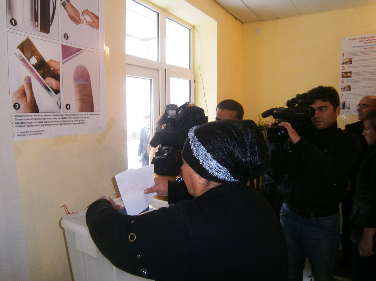 Məhbuslar səsvermə prosesində - Fotoreportaj
