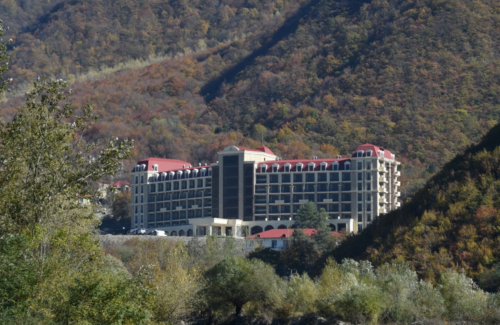 İlham Əliyev Şəkidə "Marxal" sanatoriya-istirahət kompleksində tikinti işlərinin gedişi ilə tanış olub (FOTO)