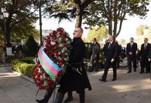 İlham Əliyev Tbilisidə ümummilli lider Heydər Əliyevin abidəsini ziyarət edib (FOTO)