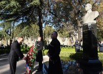 İlham Əliyev Tbilisidə ümummilli lider Heydər Əliyevin abidəsini ziyarət edib (FOTO)