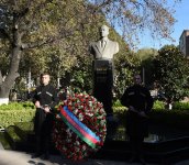 İlham Əliyev Tbilisidə ümummilli lider Heydər Əliyevin abidəsini ziyarət edib (FOTO)