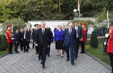İlham Əliyev Tbilisidə Qəhrəmanlar Memorialını ziyarət edib (FOTO)