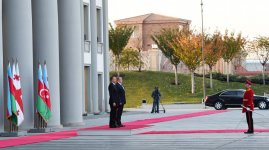 Prezident İlham Əliyevin Tbilisidə rəsmi qarşılanma mərasimi olub (FOTO)