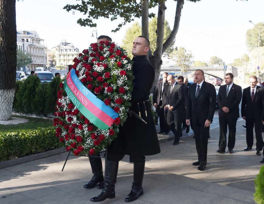 İlham Əliyev Tbilisidə ümummilli lider Heydər Əliyevin abidəsini ziyarət edib (FOTO)