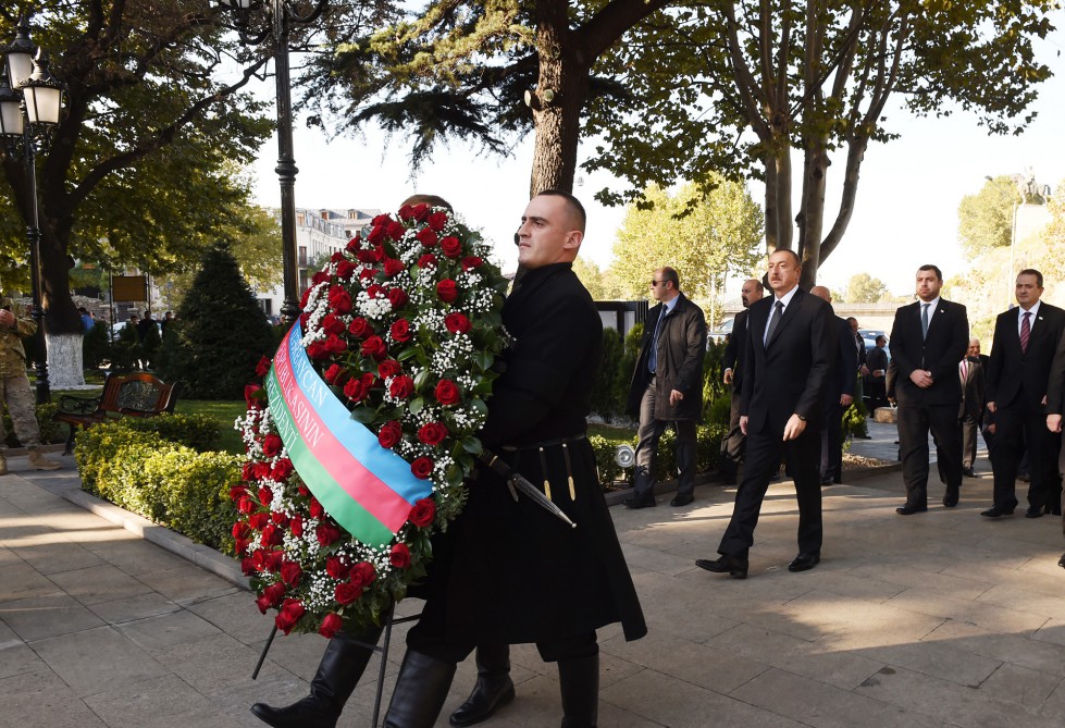 İlham Əliyev Tbilisidə ümummilli lider Heydər Əliyevin abidəsini ziyarət edib (FOTO)