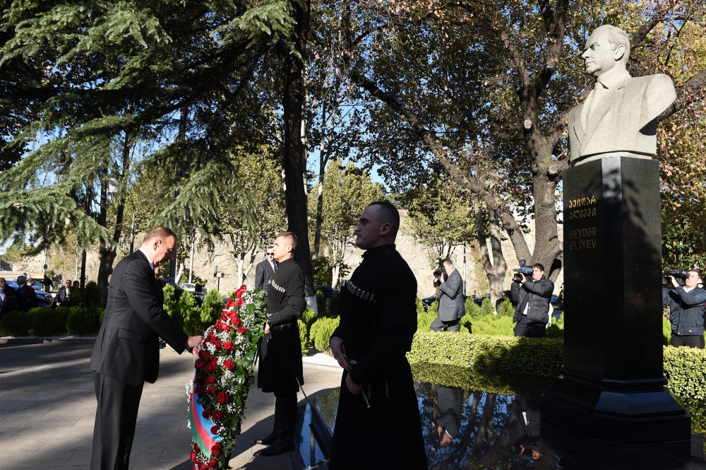İlham Əliyev Tbilisidə ümummilli lider Heydər Əliyevin abidəsini ziyarət edib (FOTO)