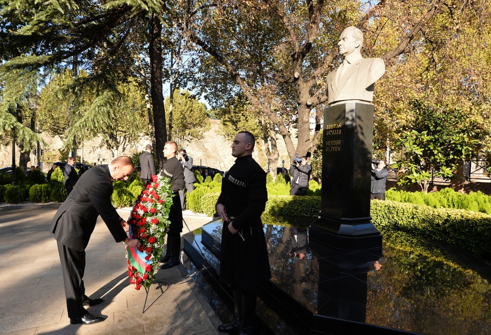 İlham Əliyev Tbilisidə ümummilli lider Heydər Əliyevin abidəsini ziyarət edib (FOTO)