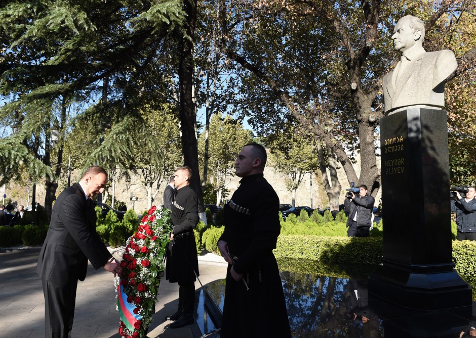 İlham Əliyev Tbilisidə ümummilli lider Heydər Əliyevin abidəsini ziyarət edib (FOTO)