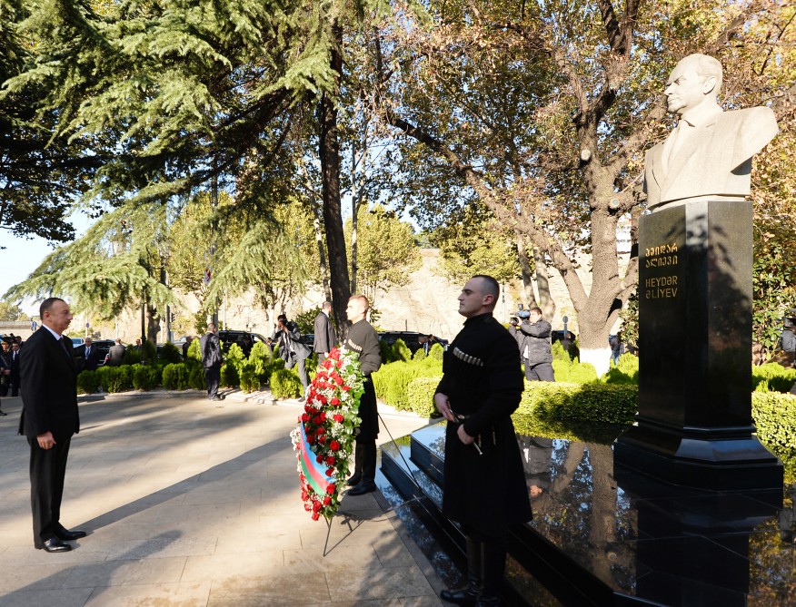 İlham Əliyev Tbilisidə ümummilli lider Heydər Əliyevin abidəsini ziyarət edib (FOTO)