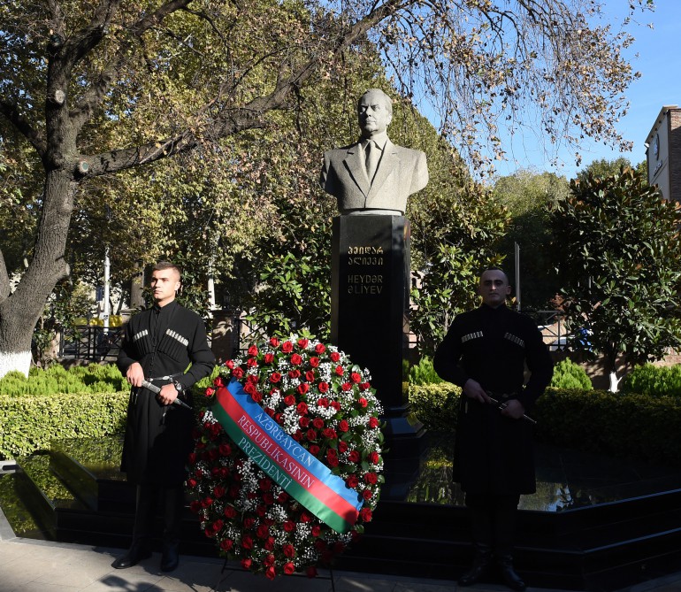 İlham Əliyev Tbilisidə ümummilli lider Heydər Əliyevin abidəsini ziyarət edib (FOTO)
