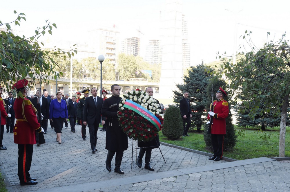 İlham Əliyev Tbilisidə Qəhrəmanlar Memorialını ziyarət edib (FOTO)