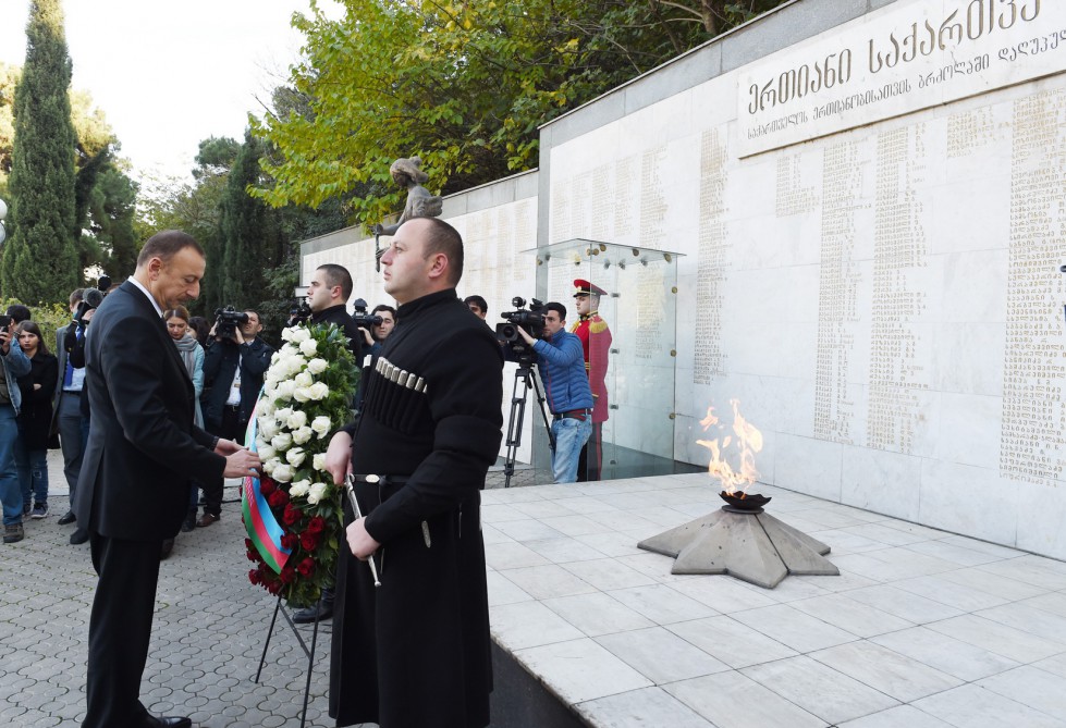 İlham Əliyev Tbilisidə Qəhrəmanlar Memorialını ziyarət edib (FOTO)