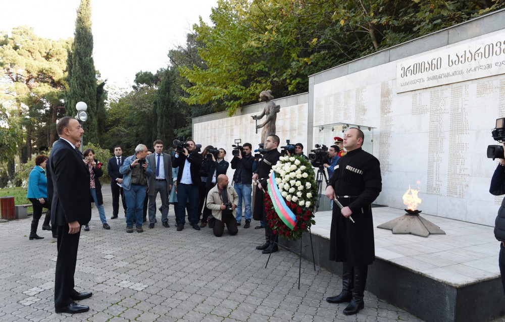 İlham Əliyev Tbilisidə Qəhrəmanlar Memorialını ziyarət edib (FOTO)
