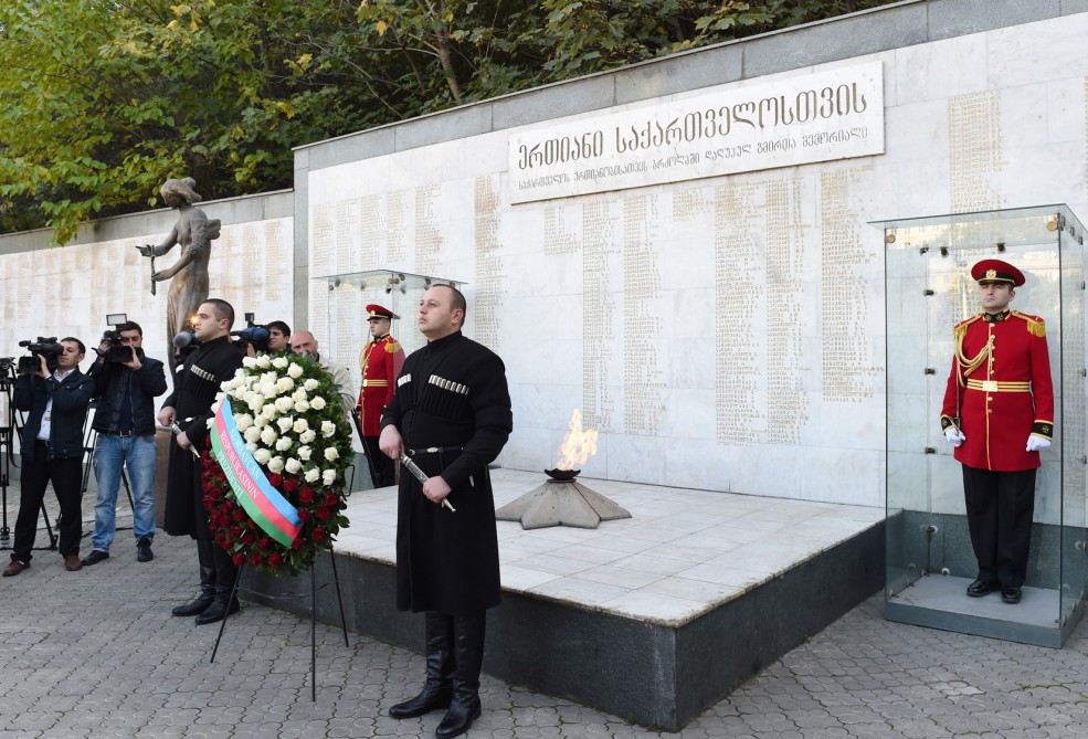 İlham Əliyev Tbilisidə Qəhrəmanlar Memorialını ziyarət edib (FOTO)