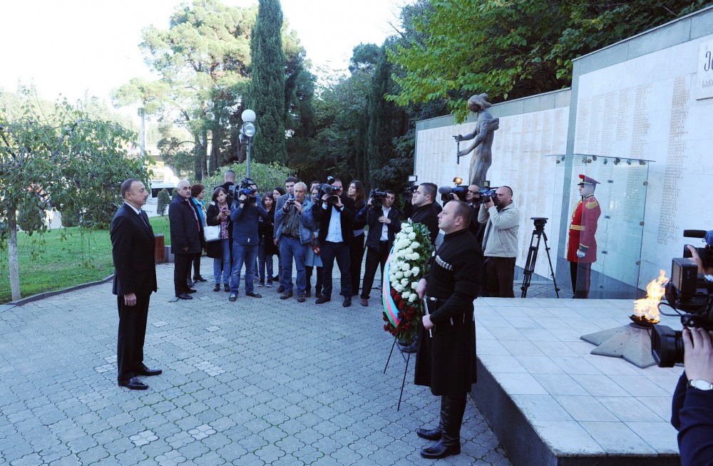 İlham Əliyev Tbilisidə Qəhrəmanlar Memorialını ziyarət edib (FOTO)