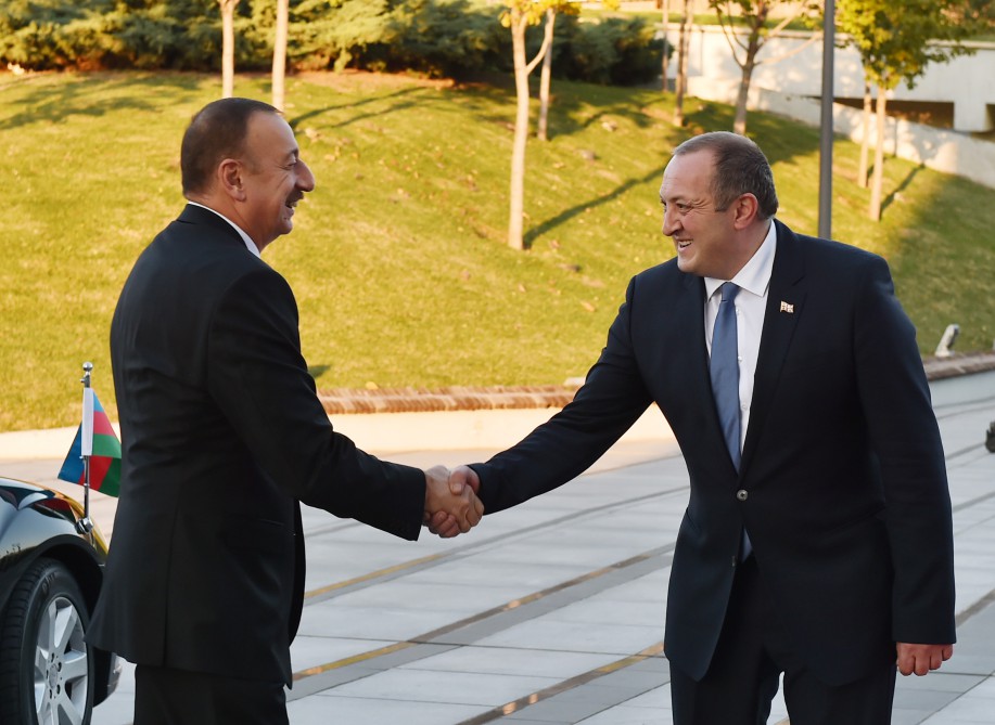 Prezident İlham Əliyevin Tbilisidə rəsmi qarşılanma mərasimi olub (FOTO)