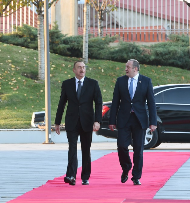 Prezident İlham Əliyevin Tbilisidə rəsmi qarşılanma mərasimi olub (FOTO)