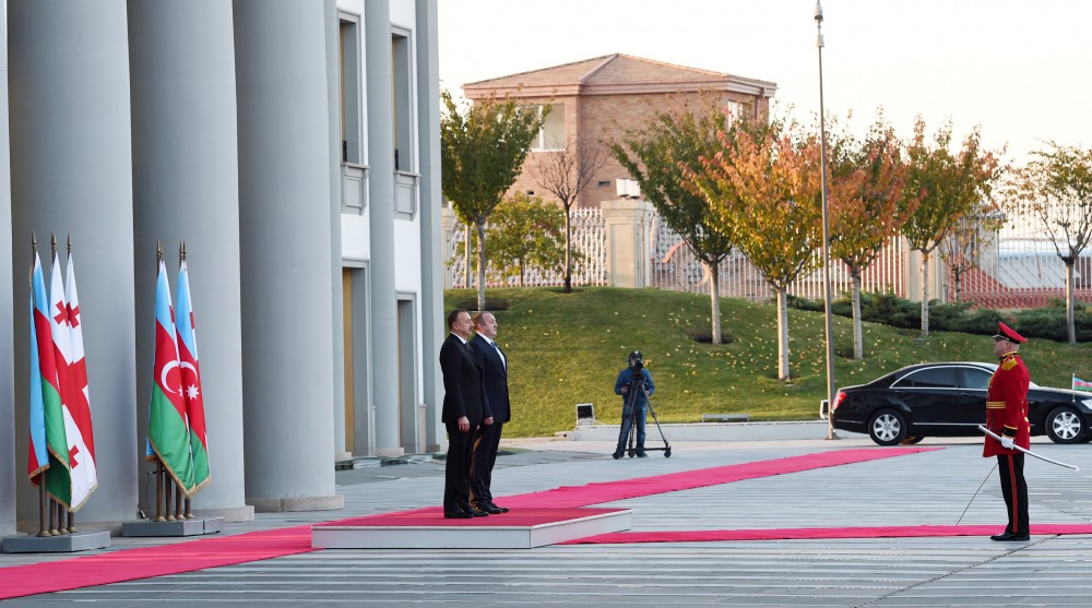 Prezident İlham Əliyevin Tbilisidə rəsmi qarşılanma mərasimi olub (FOTO)