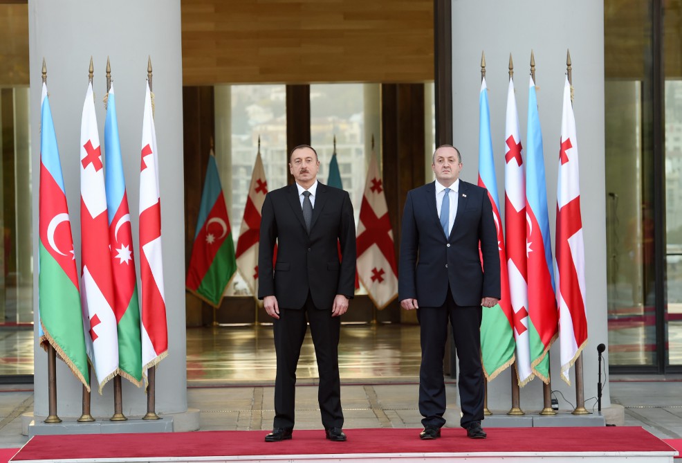Prezident İlham Əliyevin Tbilisidə rəsmi qarşılanma mərasimi olub (FOTO)
