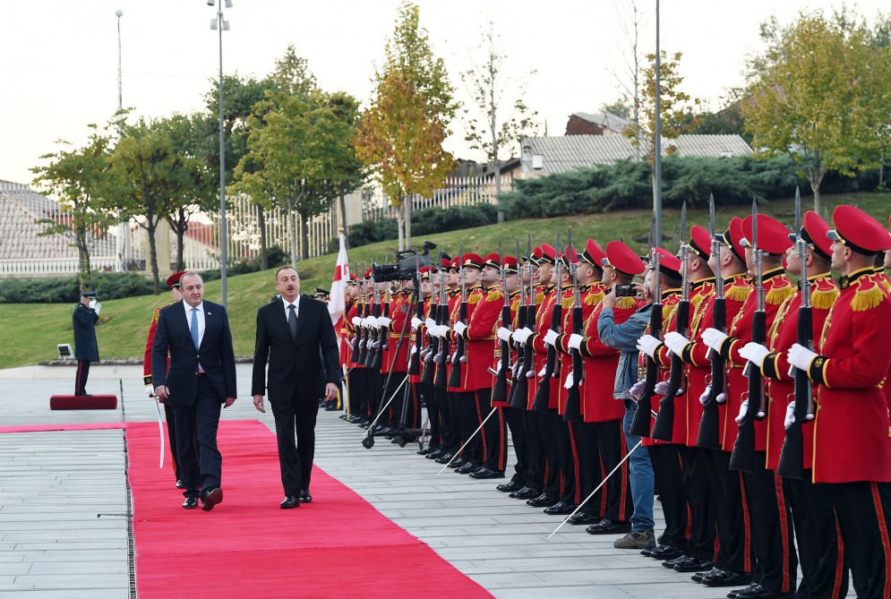 Prezident İlham Əliyevin Tbilisidə rəsmi qarşılanma mərasimi olub (FOTO)