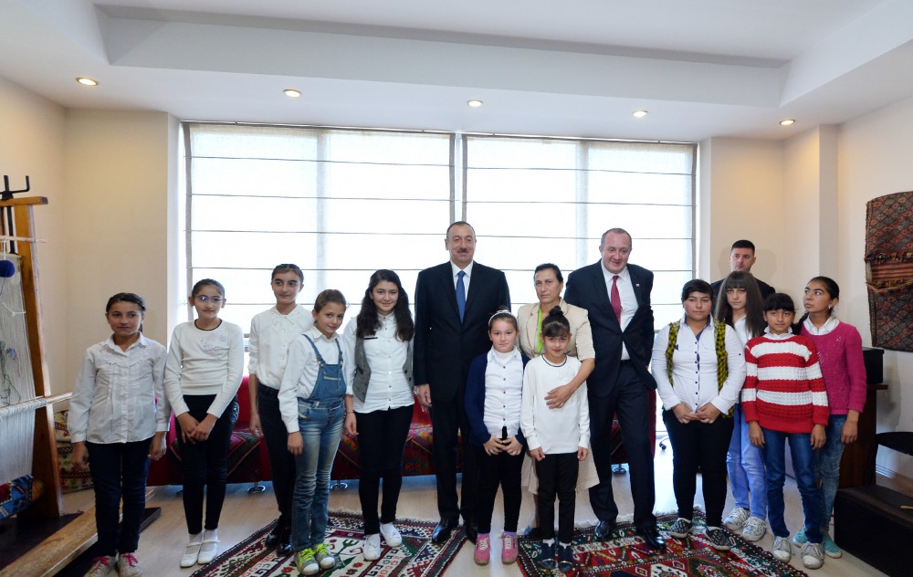 Azərbaycan və Gürcüstan prezidentləri Marneulidə “Çay evi” tədris mərkəzi ilə tanış olublar (FOTO)