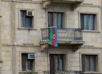Dövlət Bayrağı Günü münasibətilə bayraq libasına bürünmüş Bakı (FOTO)