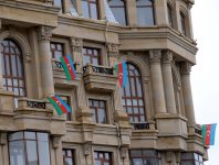 Dövlət Bayrağı Günü münasibətilə bayraq libasına bürünmüş Bakı (FOTO)