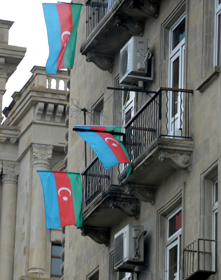 Dövlət Bayrağı Günü münasibətilə bayraq libasına bürünmüş Bakı (FOTO)