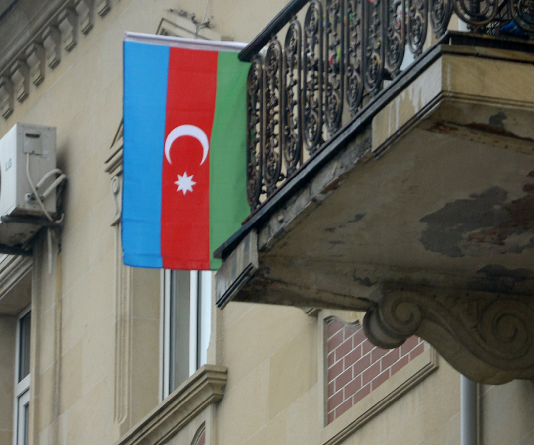 Dövlət Bayrağı Günü münasibətilə bayraq libasına bürünmüş Bakı (FOTO)
