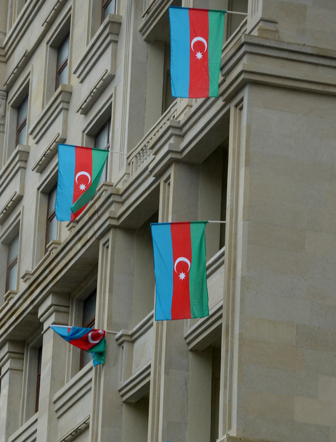 Dövlət Bayrağı Günü münasibətilə bayraq libasına bürünmüş Bakı (FOTO)