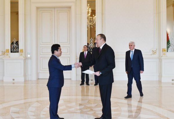 İlham Əliyev Koreyanın yeni səfirinin etimadnaməsini qəbul edib (FOTO)