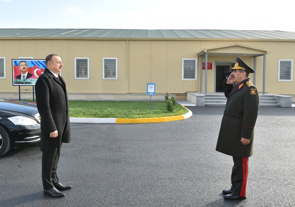 Prezident İlham Əliyev Müdafiə Nazirliyi Hərbi-Hava Qüvvələrinin hərbi şəhərciyində yaradılan şəraitlə tanış olub (FOTO)
