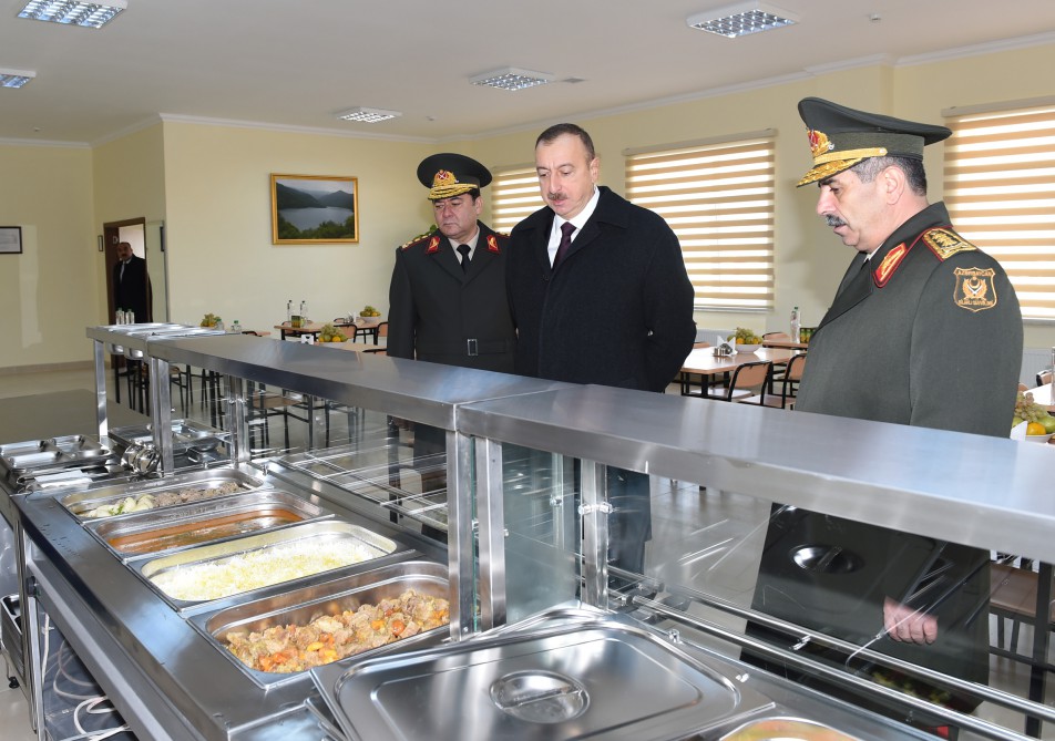 Prezident İlham Əliyev Müdafiə Nazirliyi Hərbi-Hava Qüvvələrinin hərbi şəhərciyində yaradılan şəraitlə tanış olub (FOTO)