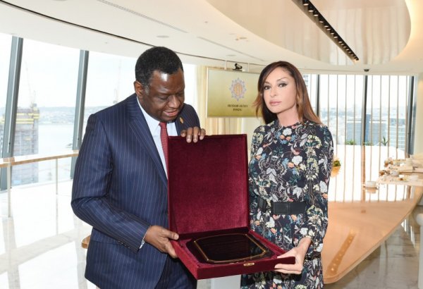 Mehriban Əliyevaya BMT-nin Əhali Fondunun xatirə diplomu və hədiyyəsi təqdim edilib (FOTO)