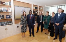 Mehriban Əliyevaya BMT-nin Əhali Fondunun xatirə diplomu və hədiyyəsi təqdim edilib (FOTO)