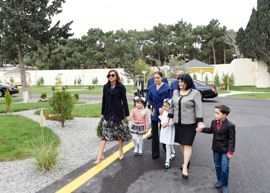 Mehriban Əliyeva Mərdəkanda körpələr evi-uşaq bağçasının açılışında iştirak edib (FOTO)