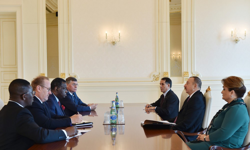 Prezident İlham Əliyevə BMT-nin Əhali Fondunun mükafatı təqdim olunub  (FOTO)